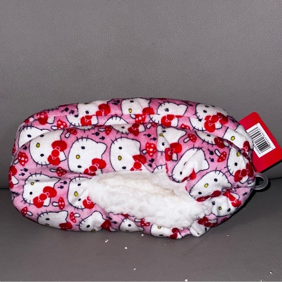 Hello Kitty Kids Fuzzy Babba Slippers Socks Size M/L Shoe Size 13-4 - Picture 2 of 4
